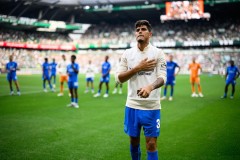 利物浦大战伯恩利：伊萨克未能入选阵容的背后故事